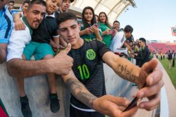 Víctor Guzmán también convivió con los aficionados al final del partido.