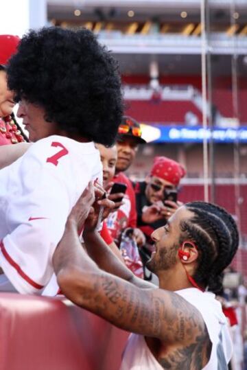 Colin Kaepernick le firma un autógrafo en la espalda a Colin Kaepernick. El de verdad es el que lleva el pelo como si cantara reggaetón.