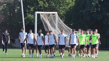 Los jugadores del Córdoba trasladan la portería en un entrenamiento
