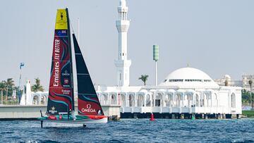 El Emirates Team New Zealand, durante la regata de ayer.