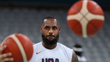 US forward LeBron James (C) takes part in a training session at the Pierre-Mauroy stadium in Villeneuve-d�Ascq, northern France, on July 24, 2024, ahead of the Paris 2024 Olympic games. (Photo by Thomas COEX / AFP)