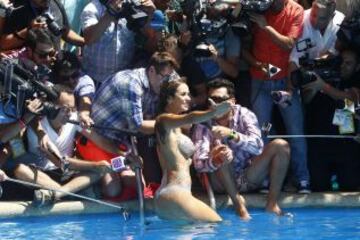 Jhendelyn Núñez cumplió con la tradición como reina del Festival de Viña del Mar, y se lanzó a la piscina del Hotel O'Higgins.