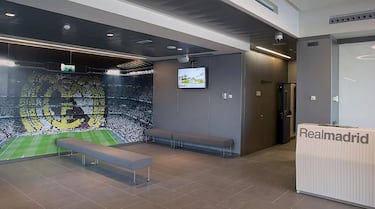 Tiene 12 campos de fútbol de hierba natural y artificial rodeados por graderíos con capacidad para 11.000 espectadores más el estadio Alfredo Di Stéfano.