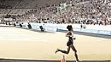 <b>COMO LOS PRIMEROS JUEGOS. </b>La japonesa Noguchi entró triunfal en el estadio Panathinaiko, nostálgico punto de llegada de la maratón.