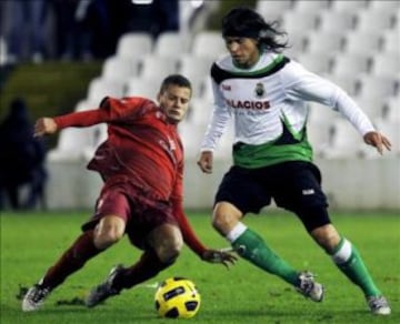 Waldo Ponce intentaba relanzar su carrera y en el segundo semestre de 2010 fichó en Racing de Santander, donde apenas jugó cuatro partidos. 