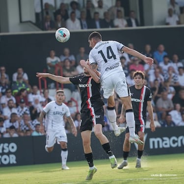 El Sporting sobrevive en el Murube con un Yáñez estelar