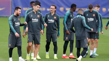 Messi, Su&aacute;rez y Griezmann, en el entrenamiento que el equipo realiz&oacute; en Barcelona antes de viajar a Praga.