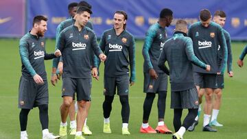 Messi, Suárez y Griezmann, en el entrenamiento que el equipo realizó en Barcelona antes de viajar a Praga.