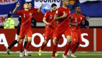 Paolo Guerrero celebra. Perú tuvo altos rendimientos individuales.