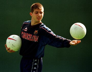Vinculado al Barcelona desde la categor赤as inferiores, debut車 con el primer equipo en la temporada 1995-1996 contra el Real Madrid, donde permaneci車 hasta la temporada 98/99 a temporada 1998-99 fue traspasado al Real Club Celta de Vigo, con el que disput
