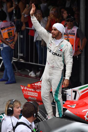 El piloto británico Lewis Hamilton de Mercedes celebra su victoria en el  Gran Premio de Brasil 
