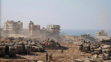 Israeli soldiers and tanks take position inside the Gaza Strip, according to the Israeli Defense Forces (IDF), in this handout picture obtained by Reuters on November 5, 2023. IDF/Handout via REUTERS    THIS IMAGE HAS BEEN SUPPLIED BY A THIRD PARTY