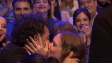 “Lo que se ve...”: Daniel Alcaíno sorprende en los Premios Caleuche con joven pareja tras quiebre con Berta Lasala