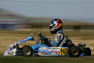 Carlos Sainz Jr. comenzó su carrera en el karting. En 2008, con la edad de 14 años ganó el título de Asia-Pacífico KF3.