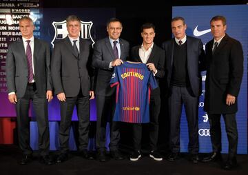 Philippe Coutinho posa con su nueva camiseta junto a la directiva del FC Barcelona.