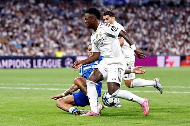 Jugada de Facundo Medina y Vinicius que supuso el penalti  por mano. 