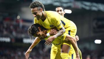 Paris Saint-Germain&#039;s Uruguayan forward Edinson Cavani (down) and Paris Saint-Germain&#039;s Brazilian forward Neymar (up) celebrate during the French L1 football match Paris Saint-Germain (PSG) vs En Avant Guingamp (EAG) at the Roudourou stadium in Guingamp on August 13, 2017. / AFP PHOTO / JEAN-SEBASTIEN EVRARD