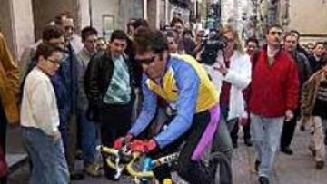 <b>SUBIENDO.</b> Perico Delgado, en plena ascensión, impulsándose con los movimientos del manillar.