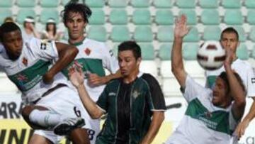 <b>PELIGRO. </b>Vasco Fernandes despeja un balón ante Rubén Castro y su compañero Edu Albacar.