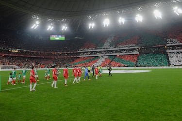 San Mamés se llenó y lució impecable con un gran ambiente en este partido homenaje a Palestina. Los jugadores a la salida de vestuarios frente a un gran tifo con las banderas de Euskadi y Palestina.
