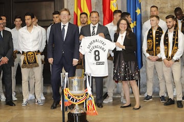 Ximo Puig, presidente de la Generalitat Valenciana junto al presidente del Valencia, Anil Murthy yMónica Oltra, vicepresidenta de la Generalitat.