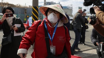 Desembarco de los pasajeros del crucero que se encuentra en cuarentena en el puerto de Yokohama.