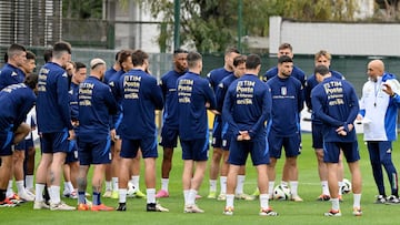 Rome (Italy), 18/03/2024.- Italy head coach Luciano Spalletti (R) speaks during a training session of the national team in Rome, Italy, 18 March 2024. Italy prepares for two soccer friendly matche against Venezuela and Ecuador. (Futbol, Amistoso, Italia, Roma) EFE/EPA/ETTORE FERRARI
