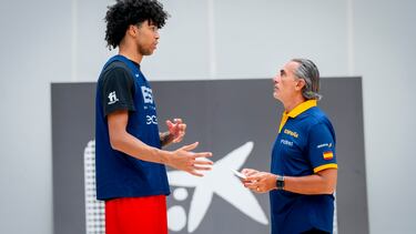 Izan Almansa y Sergio Scariolo, durante un entrenamiento de la Selección española de baloncesto.