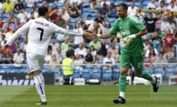 Cristiano Ronaldo y Jerzy Dudek, en el Madrid.