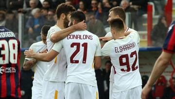 Los jugadores del Roma celebran un gol.