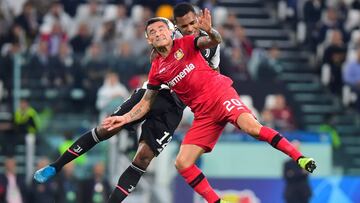 Soccer Football - Group D - Juventus v Bayer Leverkusen - Allianz Stadium, Turin, Italy - October 1, 2019  Bayer Leverkusen&#039;s Charles Aranguiz in action with Juventus&#039; Alex Sandro   REUTERS/Massimo Pinca     TPX IMAGES OF THE DAY