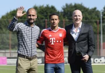 Pep Guardiola, Thiago y el director deportivo, Matthias Sammer.