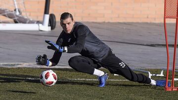 Lunin, en el entrenamiento de ayer con el Legan&eacute;s. 