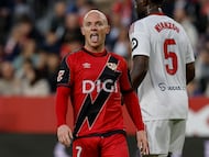 FOTODELDÍA SEVILLA, 08/03/2026.- El centrocampista del Rayo Isi Palazón durante el partido de la jornada 27 de LaLiga que Sevilla FC y Rayo Vallecano disputan hoy domingo en el estadio Ramón Sánchez-Pizjuán. EFE/Julio Muñoz