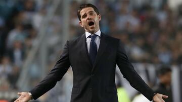 Racing Club's coach Fernando Gago gestures during their Argentine Professional Football League Tournament 2022 match against Boca Juniors at Presidente Peron stadium in Avellaneda, Buenos Aires province, on August 14, 2022. (Photo by ALEJANDRO PAGNI / AFP)