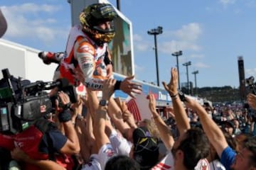 Marc Márquez celebra el título mundial con su equipo. 