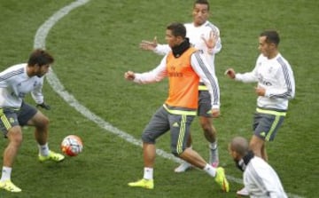 Cristiano Ronaldo persigue el balón ante Luscas Silva, Danilo y Lucas Vázquez.