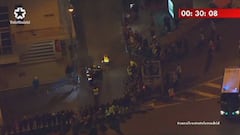 Momento en el que una moto cierra la trayectoria de Gelete Burka antes de entrar en el Estadio de Vallecas en la San Silvestre Vallecana.