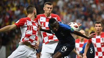 Ivan Perisic en la acción de la mano en la que Pitana sancionó el penalti que luego transformaría Griezmann para hacer el 2-1 en la final del Mundial 2018 entre Francia y Croacia.