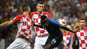 Ivan Perisic en la acci&oacute;n de la mano en la que Pitana sancion&oacute; el penalti que luego transformar&iacute;a Griezmann para hacer el 2-1 en la final del Mundial 2018 entre Francia y Croacia.
 