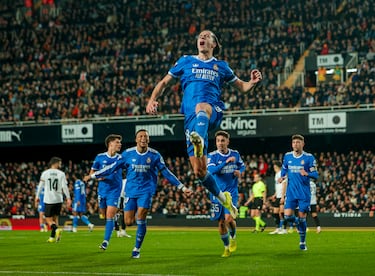 Carreras celebra el 0–1 en Mestalla, tras la jugada individual que abrió el marcador en un partido gris.