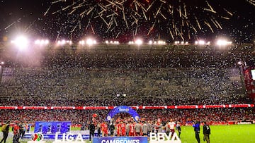 Alexis Vega lifts the championship trophy with Toluca players during the final second leg match between Toluca and America as part of the Liga BBVA MX, Torneo Clausura 2025 at Nemesio Diez Stadium on May 25, 2025 in Toluca, Estado de Mexico, Mexico.