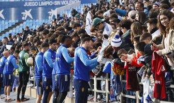 Los jugadores del Zaragoza firman autógrafos a los aficionados.