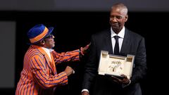 Denzel Washington recibe la Palma De Oro y tiene un altercado con los paparazzi en Cannes