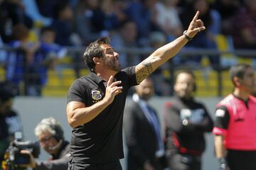 El entrenador de Deportes Antofagasta Pablo Sanchez da instrucciones a sus jugadores durante el partido de primera division disputado contra Universidad de Chile en el Estadio Sausalito de Vina del Mar, Chile.