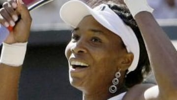 Venus Williams ha entrado en la historia del tenis al conseguir su quinto título de Wimbledon tras derrotar a su hermana Serena Williams por 7-5 y 6-4.