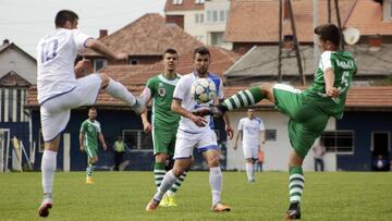 Dos jugadores del KF Vushtrria y del KF Ferronikeli pelean por un balón durante la Superliga de Kosovo.