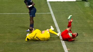 La secuencia es terrorífica. El jugador alemán intentaba proteger el balón cuando Donnarumma, arrastrando, ha aprisionado la pierna del jugador bajo su cuerpo. Podría ser una fractura de tibia y peroné o una luxación grave de tobillo.