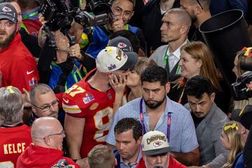 El apasionado beso de Taylor Swift y Travis Kelce celebrando la victoria en la Super Bowl