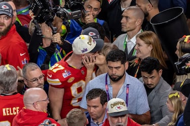 El apasionado beso de Taylor Swift y Travis Kelce celebrando la victoria en la Super Bowl